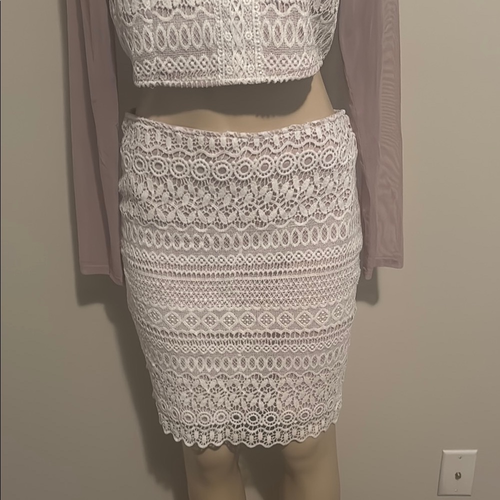 Elegant White Lace 2 piece Skirt Set- size L - Picture 4 of 6